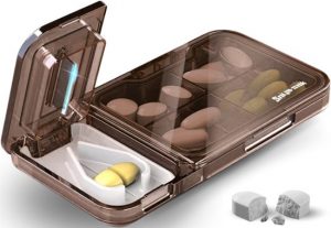 Pillensnijder | Pillenslijter en Pillenhouder van Snij&Slik â€“ Innovatief 2-in-1 Ontwerp en een Slimme Oplossing Door zijn Gebruiksgemak | Veiligheid | Duurzaam en Compact | Formaat van 11,9 x 6,3 x 1,8 cm | Bruin